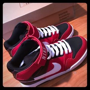 NWT - Nike - Mogan Mid 2 Jr - 4.5Y